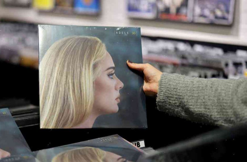 Adele’s ’25’ beats sales record