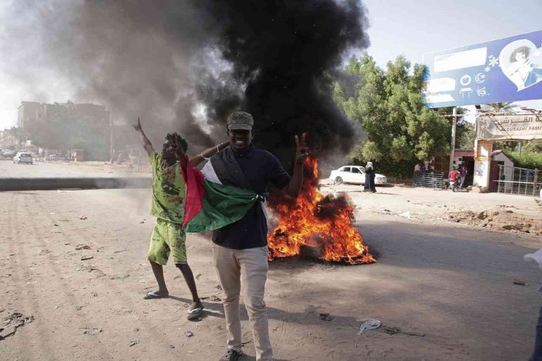 'Desperate' Sudanese stage the third day of protests against president