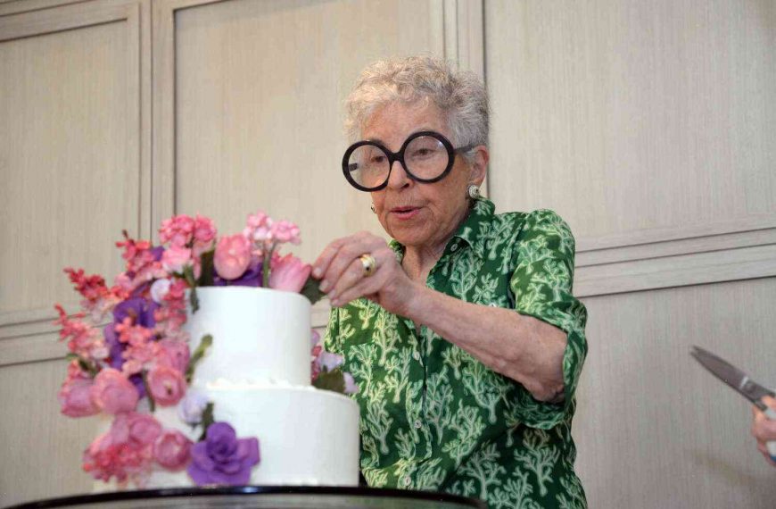 Sylvia Weinstock, Bake Off fan and cake queen, dies aged 91