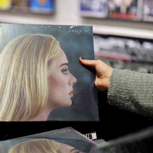 Adele’s ’25’ beats sales record